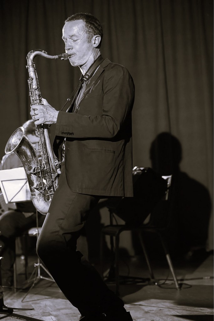 Hugues jouant du saxophone