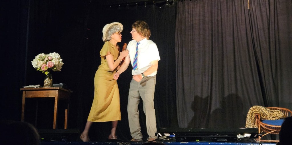 Élèves jouant sur scène