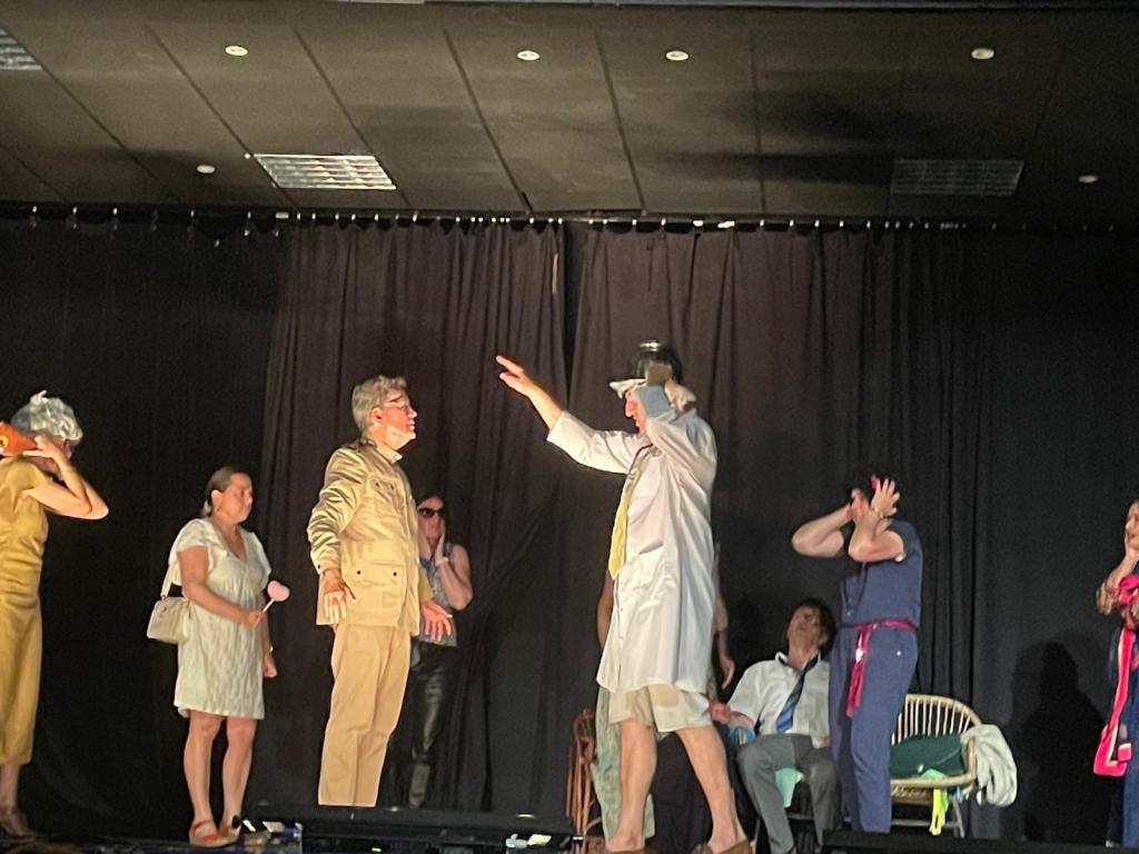 Élèves jouant sur scène